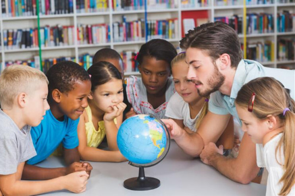 (幼兒園教師論文)范文:幼兒園主題課程游戲化有效策略初探 (幼兒園教師論文)范文:幼兒園主題課程游戲化有效策略初探